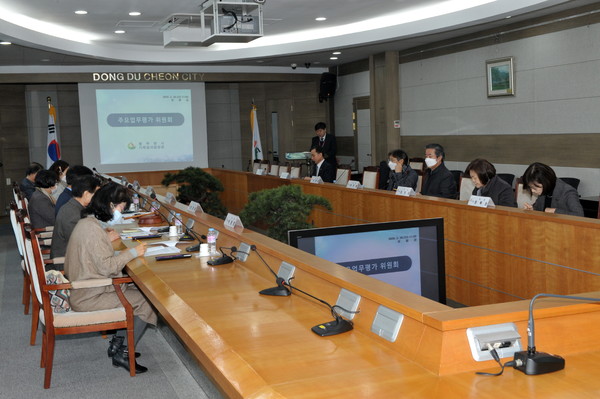 동두천시 주요업무평가위원회가 33개부서를 평가하고 있다.