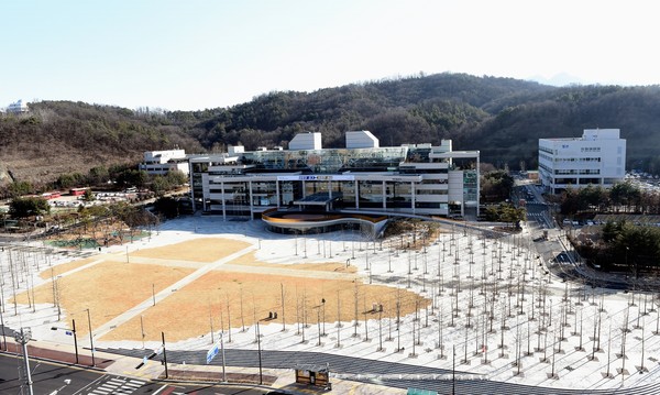 의정부시 신곡2동에 위치한 경기도청 북부청사 앞 '경기평화광장'.
