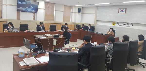 경기도의회 여성가족평생교육위원회가 1차 추경 예산안을 심의하고 있다.