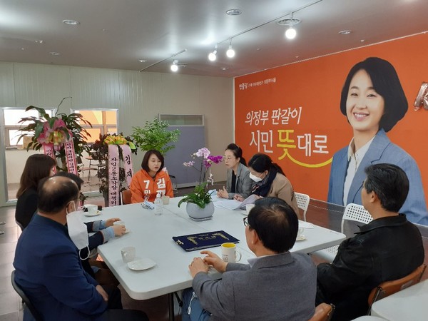 박세나 의지연 회장과 임원들이 김재연 후보에게 정책건의를 하고 있다.