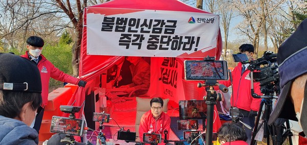 박근혜 대통령 즉각 석방을 요구하며 단식 중인 홍문종 친박신당 대표.