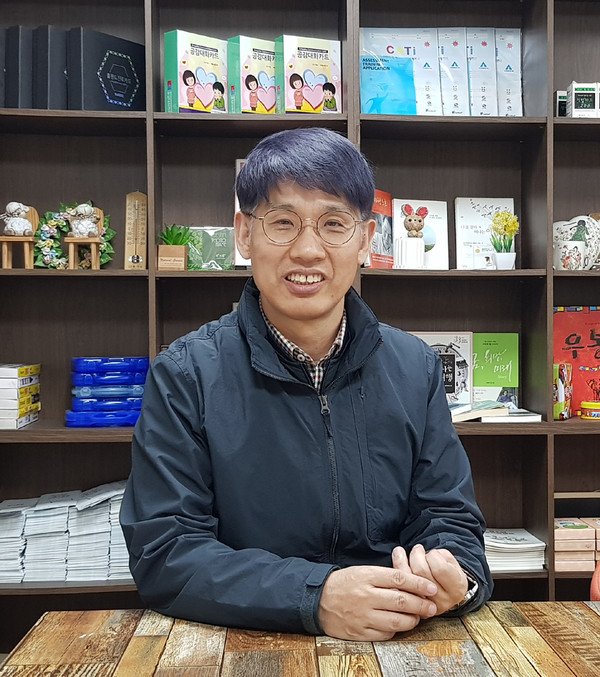위기청소년 보호사업 ‘드림마을 프로젝트’에 대해 설명하고 있는 청소년문화공동체 십대지기 박현동 대표.
