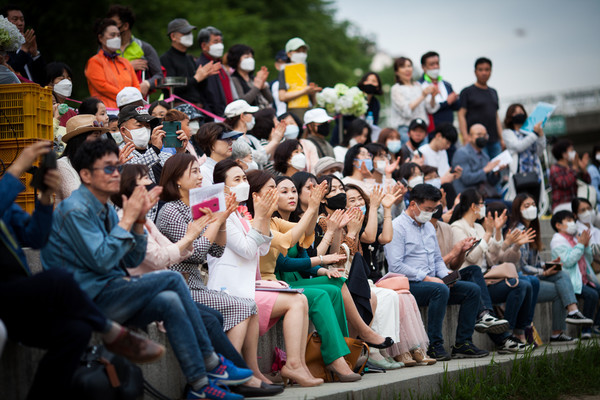 퇴근길 행복콘서트 ‘부용천의 기적’에 참석한 시민들.