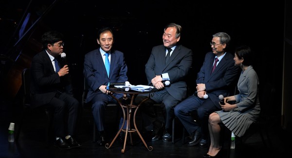 포천시가 6월10일 포천반월아트홀 대극장에서 6·15 남북공동선언 20주년 기념 평화토크콘서트를 개최했다.