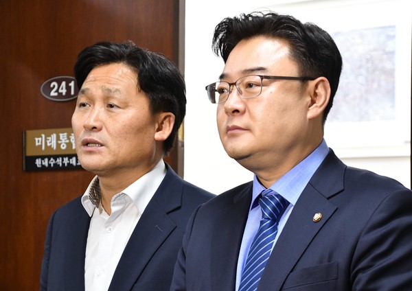 김성원 의원(右)이 협치와 상생 내용을 담은 '국회법 개정안'을 대표발의 했다.