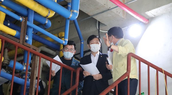 김민철 의원이 의정부시 민락동 ‘실내수영장 물탱크’ 사고 수습 현장을 방문, 시청 관계자로부터 설명을 듣고 있다.