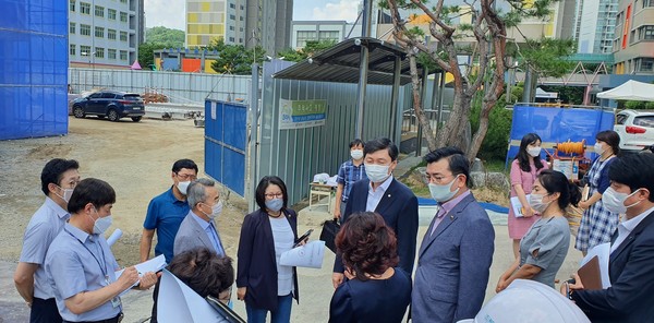 김민철 의원이 오는 9월 완공 예정인 오동초등학교 체육관 건립 현장을 방문, 관계자로부터 설명을 듣고 있다.