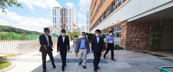 김민철 의원이 지난 3월에 신설된 고산지구 훈민초등학교를 방문했다.