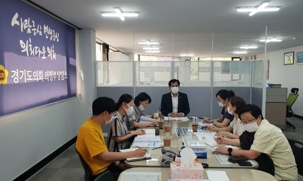 이영봉 도의원이 경기도형 발달장애인 평생교육지원센터 시범사업과 관련해 회의를 주재하고 있다.