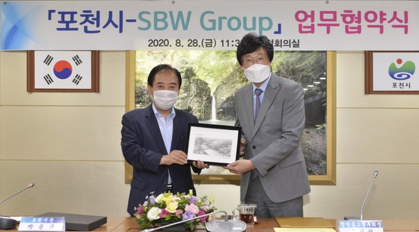 박윤국 시장(左)이 구자권 SBW그룹 부회장과 상생발전 업무협약을 체결한 후 포즈를 취하고 있다.
