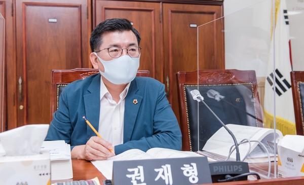 권재형 의원이 경기도 박태환 교통국장에게 질의를 하고 있다.