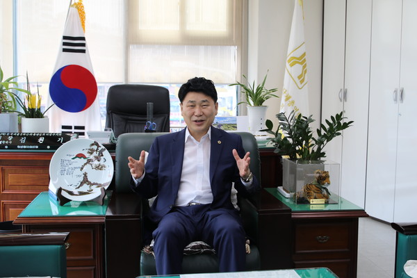 의정부예총 집무실에서 인터뷰 중인 김원기 회장.