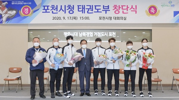 박윤국 시장과 태권도(품새) 직장운동경기부 선수들이 포즈를 취하고 있다.