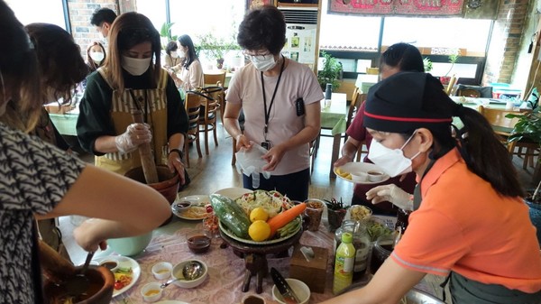 안산시 원곡동 다문화 음식거리에서 다문화 요리 체험 모습.
