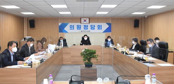 정문영 동두천시의회 의장(가운데)이 11월 중 의원정담회를 주재하고 있다.