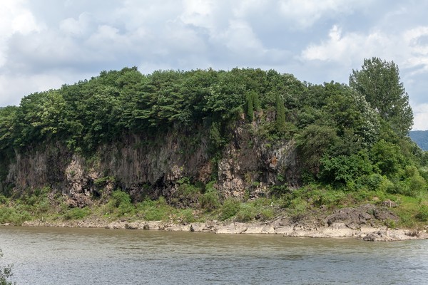 2020년 7월 유네스코가(UNESCO) 세계지질공원으로 지정된 한탄강 아우라지 베개용암 모습.