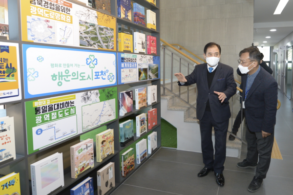박윤국 시장(左)이 선단도서관 개관식에 참석하여 관계자들과 둘러보고 있다.