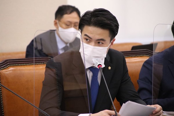 오영환 의원이 지난해 10월 개최된 행정안전부 국정감사에서 질문하고 있다.
