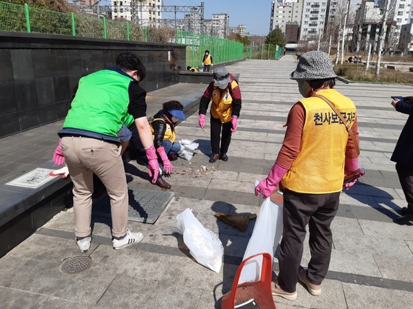 천사보금자리봉사단 단원들이 3월30일 봄맞이 의정부역 대청소 작업에 동참해 구슬땀을 흘리고 있다.