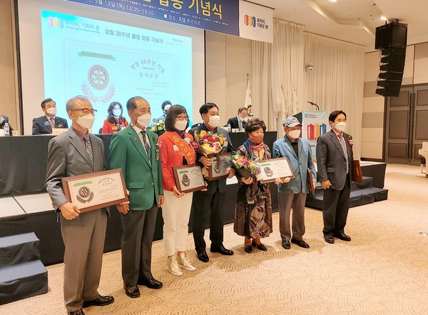 반추환 前375지구 총재(왼쪽에서 두번째)가 창립 30주년 기념 봉사금상을 수상한 총재특별대표들과 기념 촬영하고 있다.