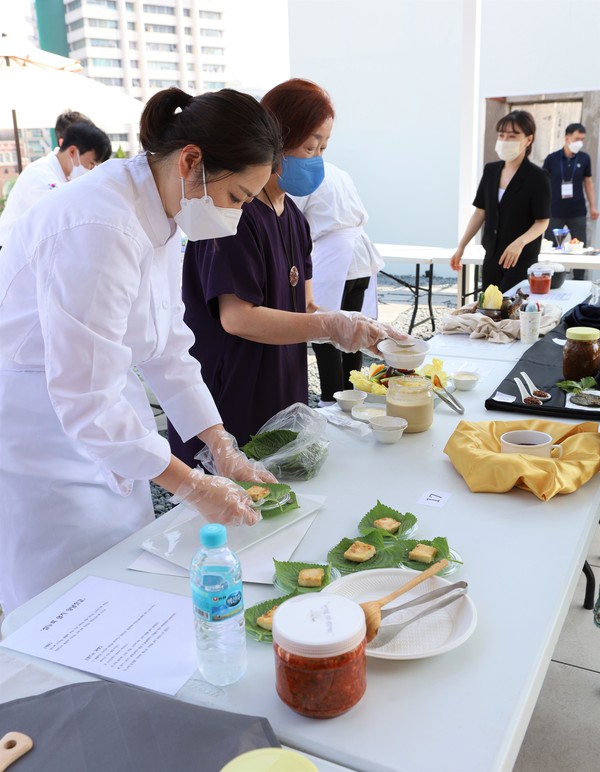 제3회  대한민국장류발효대전에 출전한 팀이 요리를 하고 있다.