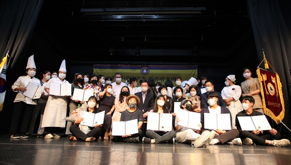 제3회 대한민국장류발효대전에 참여해 수상한 학생팀들이 관계자들과 기념 촬영을 하고 있다. 