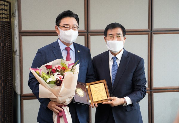 김성원 국회의원(왼쪽)이 2021 참 괜찮은 의원상’을 수상한 후 포즈를 취하고 있다.