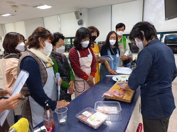 포천시농업기술센터가 닭고기 가지냉채, 호박우메기떡 등 북한음식 만들기 교육을 진행하고 있다.