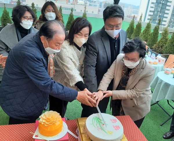 강성종 총장(오른쪽에서 두번째)이 경기북부개발원 지역사회복지연구소 창립1주년을 기념하는 축하케익을 자르고 있다.