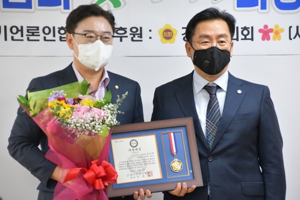 김성원 국회의원(왼쪽)이 지난 12월9일 (사)경기언론인협회가 주관하는 ‘국회의원 의정대상’을 수상한 후 포즈를 취하고 있다.