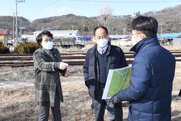 한미령 시의원이 김종석 양주 부시장과 함께 일영역을 찾아 철도부지를 살펴보고 있다.