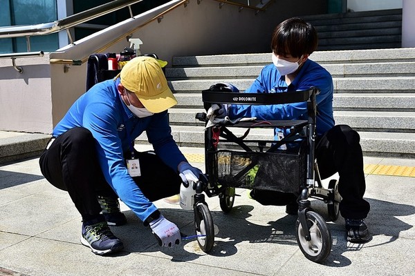 보조기기북부센터 소속 세척 요원이 휠체어를 세척하고 있다.