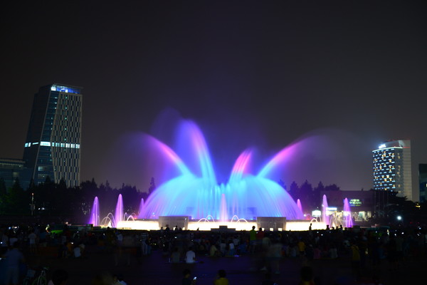 고양시 일산호수공원 노래하는분수대 공연 모습(2020년 10월).