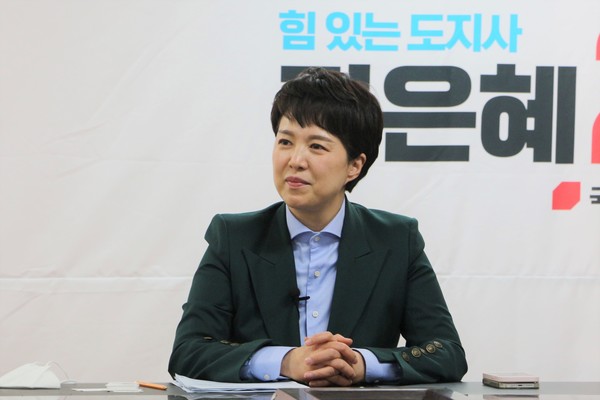 국민의힘 경기도지사 김은혜 후보가 경지협 임원들과 인터뷰를 하고 있다.