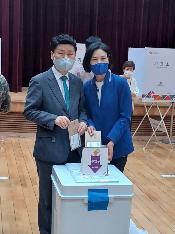 김원기 후보 내외가 사전투표 첫 날인 5월27일 의정부시청 대강당에 마련된 사전투표소에서 투표용지를 투표함에 넣고 있다.