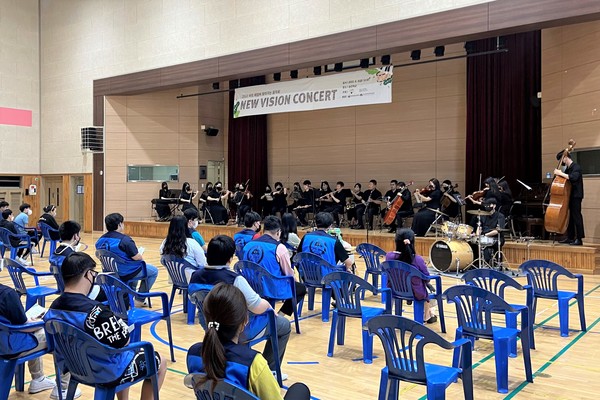 송민학교는 지난 6월3일 전교생 및 교직원을 대상으로 ‘2022 하트 시각장애인 체임버 오케스트라 찾아가는 음악회’를 열었다.