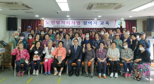 김형두 지회장(앞줄 왼쪽에서 다섯 번째)이 참여자들과 기념촬영을 하고 있다.