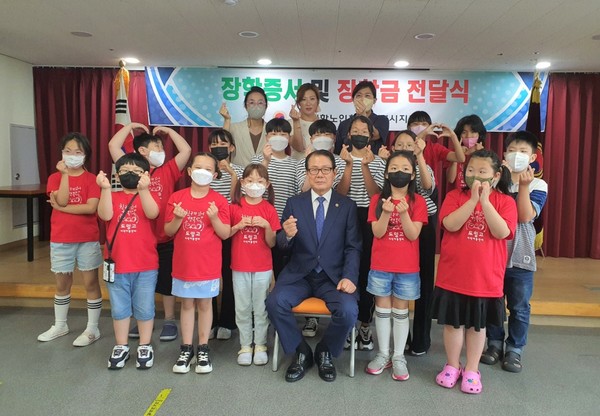 장학금 전달 식전행사에 참가한 우크렐라 연주팀과 합창단 학생들과 기념사진을 촬영하고 있는 김형두 지회장(사진 앞줄 중앙).