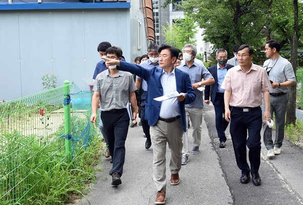김동근 시장이 지난 7월20일 용현산업단지 주차 실태를 파악하기 위한 현장점검에 나섰다.