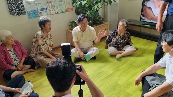 김동근 의정부시장이 지난 7월27일 오전 11시 녹양동 우정마을 경로당을 방문해 어르신들의 민원과 하소연을 경청하고 있다.