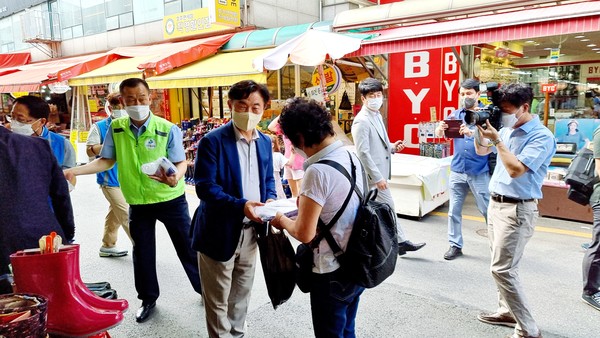 김동근 시장이 지난 7월29일 의정부제일시장 고객에게 폭염예방물품을 전달하고 있다.