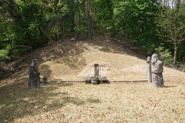 의정부시는 ‘2022년 제1회 향토문화재 보호위원회’를 비대면으로 개최해 조선시대 ‘신강·신경식 부자 묘역’을 의정부시 향토문화재 제26호로 지정했다.