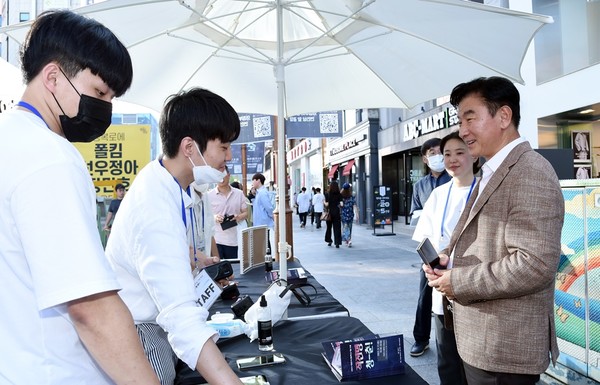 김동근 시장이 행복로 청년의 날 기념식 행사장에 마련된 부스에서 청년들과 대화를 나누고 있다.