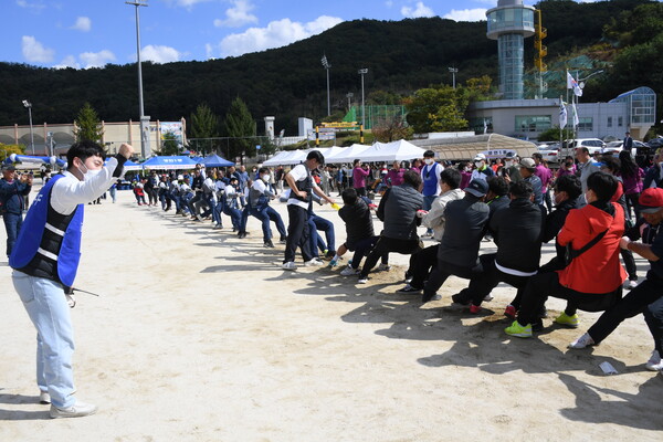 지난 10월8일 동두천종합운동장에서 개최된 제42회 시민의 날 기념식 및 시민화합 한마음 체육대회에 참가한 시민들이 줄다리기 경기를 하고 있다.