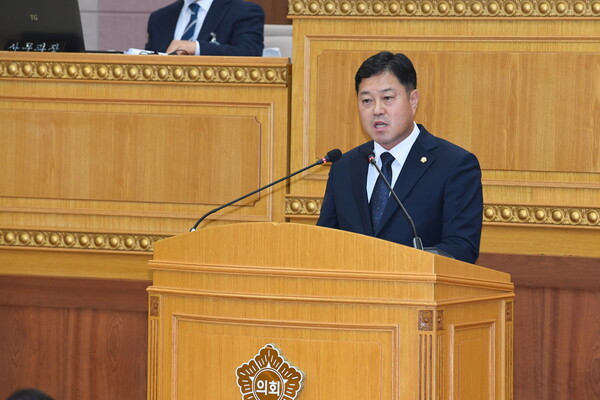 김현수 의원이 제349회 임시회 제1차 본회의에서 ‘양주시 중소기업협동조합 육성 및 지원 조례안’을 대표 발의하고 있다.