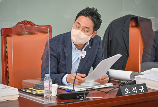 오석규 도의원이 지난 11월10일 경기도 철도항만물류국에 대한 행정사무감사에서 질의하고 있다.