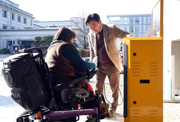 의정부시는 지난 11월18일 장애인의 평등한 이동권 보장을 위해 의정부시청 문향재 앞에 전동보장구 급속충전기를 설치했다. 사진은 김동근 시장과 장애인이 전동보장구를 급속충전하고 있는 모습.