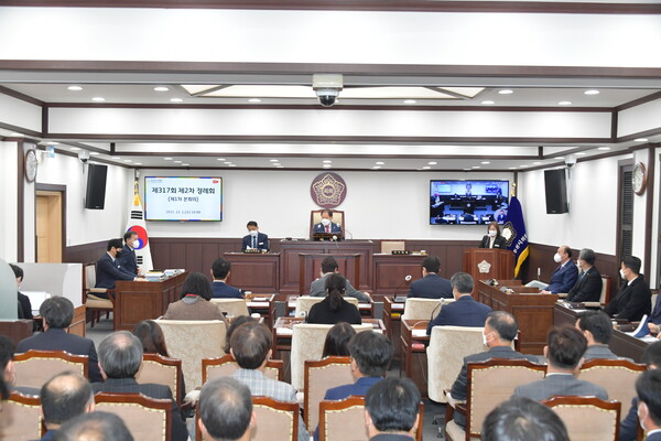 동두천시의회가 지난 12월1일부터 제317회 동두천시의회 제2차 정례회를 개회했다.