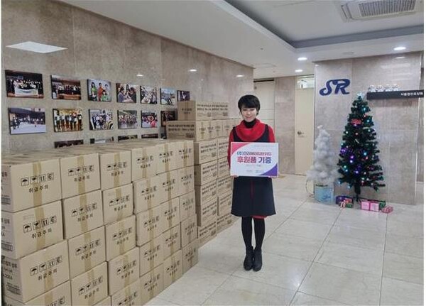 이하민 크리에이티브위드 대표가 서울정신요양원에 후원품을 기증한 후 포즈를 취하고 있다.