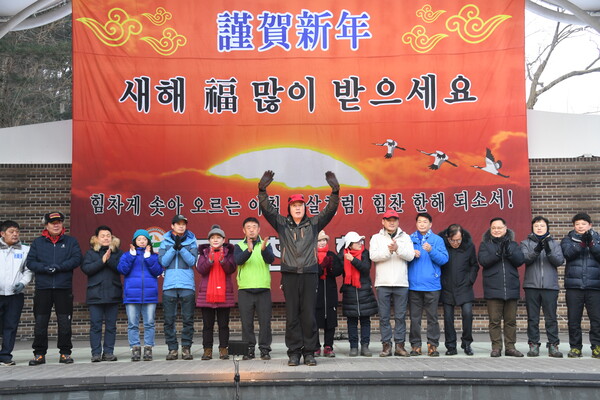 박형덕 시장이 1월1일 시민들에게 두손을 들고 인사를 하고 있다.